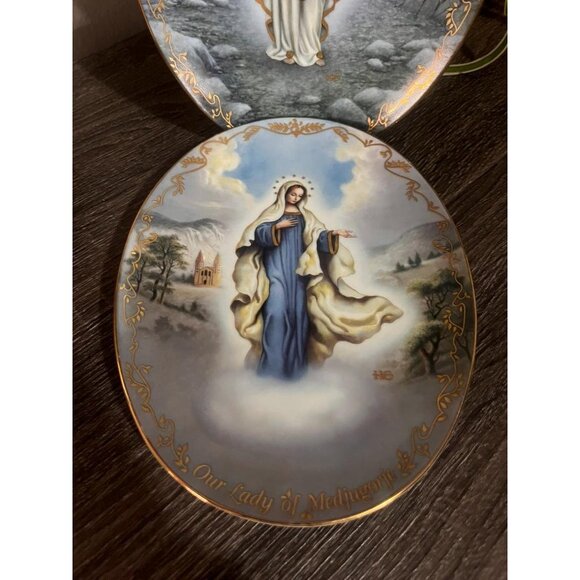 Set of 2 Our Lady of Lourdes Collector Plate: Hector Garrido Porcelain 1994 - Picture 2 of 10